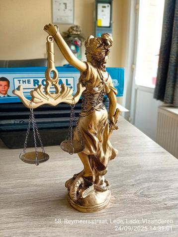 Vrouwe Justitia beeld met weegschaal.  beschikbaar voor biedingen