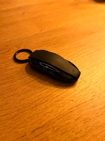 Tesla sleutel + sleutelhanger beschikbaar voor biedingen