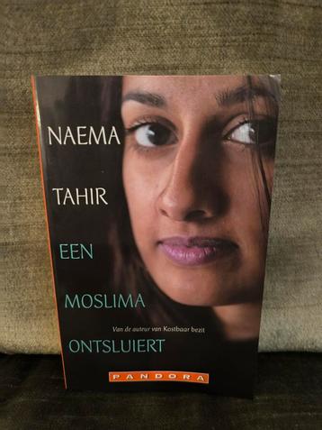 Een moslima ontsluiert.     (Naema Tahir) beschikbaar voor biedingen