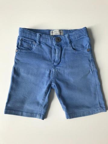 Licht blauwe short maat 104  beschikbaar voor biedingen