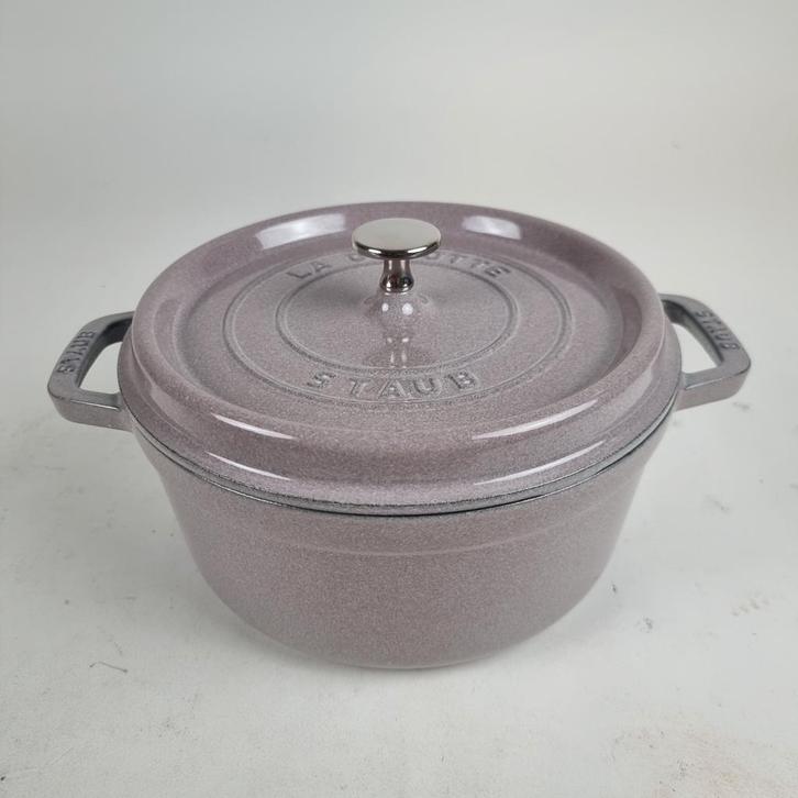 Staub Cocotte 24 cm in Kersenbloesem, Huis en Inrichting, Keuken | Potten en Pannen, Nieuw, Koekenpan of Braadpan, Gietijzer, Inductieplaat