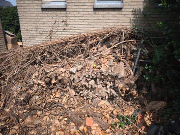 Veel hout, mss nog goed om te verbranden. Op te halen in Kor beschikbaar voor biedingen