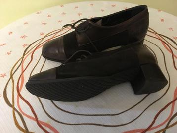 1 paire de chaussures marron foncé  - taille 38 - com.neuves