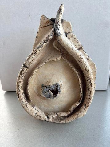 Studiokeramiek sculptuur – handgevormd – organische stijl – beschikbaar voor biedingen