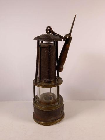 Lampe de mineur avec son piolet murale numérotée 160, Enlèvement