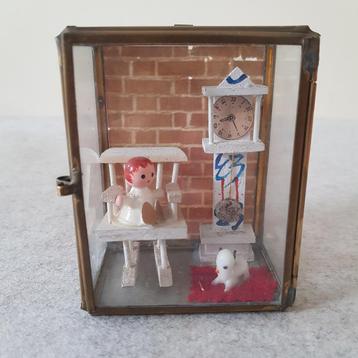 Messing diorama-display, Baby in stoel en staande klok