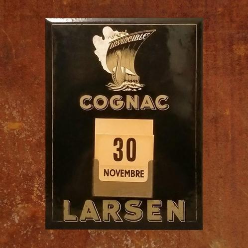 Reclamebord LARSEN COGNAC Glacoide Kalender Jaren 50 Vintage, Verzamelen, Merken en Reclamevoorwerpen, Gebruikt, Reclamebord, Verzenden