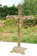 crucifix a poser en laiton sculpté avec pied rond, Enlèvement ou Envoi