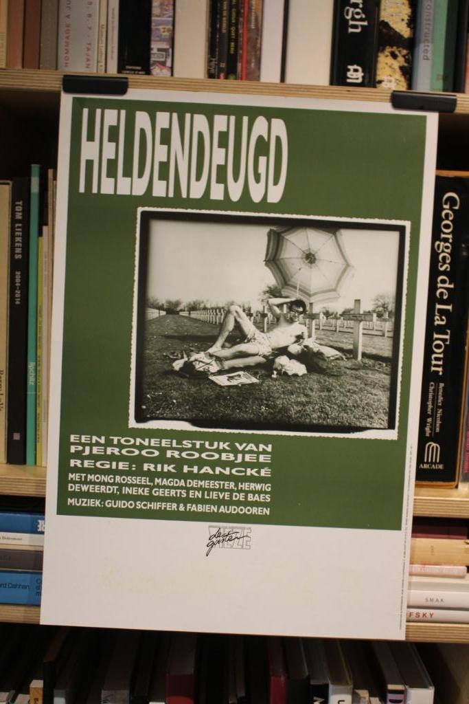 **HELDENDEUGD** Een toneelstuk van Pjeroo Roobjee affiche, Verzamelen, Posters, Muziek, Ophalen of Verzenden