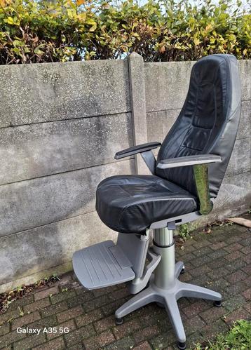 Kapiteinstoel beschikbaar voor biedingen