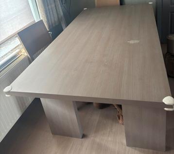 Eettafel met 6 stoelen beschikbaar voor biedingen