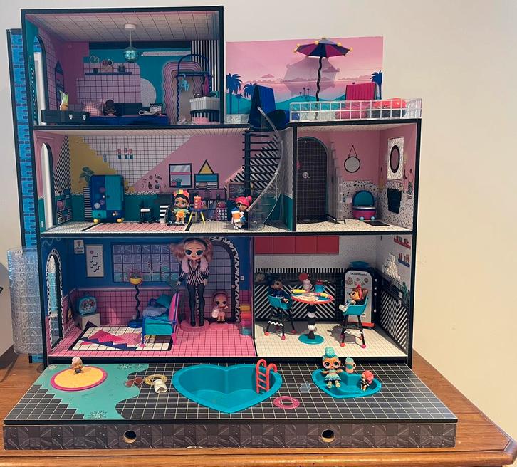 L.O.L. / O.M.G. Poppenhuis huis met accessoires: bod mag, Kinderen en Baby's, Speelgoed | Poppenhuizen, Zo goed als nieuw, Accessoires