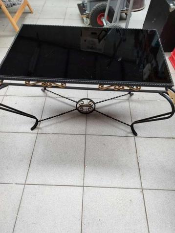 salontafeltje vintage met metalen onderstel beschikbaar voor biedingen