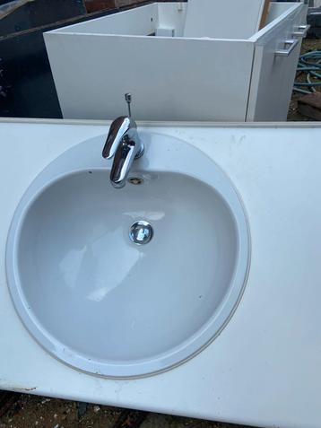 Wastafel set met spiegel, verlichting, stopcontact en kastje beschikbaar voor biedingen
