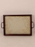 Petit plat ancien avec broderie sous verre en bois, Ophalen of Verzenden, Zo goed als nieuw, Glas of Kopje