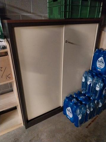 Metalen kast schuifdeuren beschikbaar voor biedingen