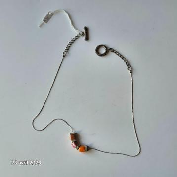 Discrete en fijne ketting met 3 keramiek en Venan-strass ste beschikbaar voor biedingen