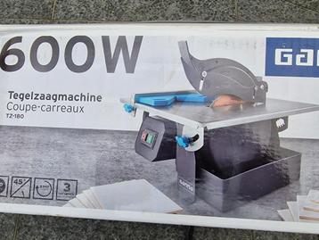 Tegelzaag met water met Gamma 600W, Doe-het-zelf en Bouw, Gereedschap | Zaagmachines, Ophalen, Gebruikt, 600 tot 1200 watt, Gamma
