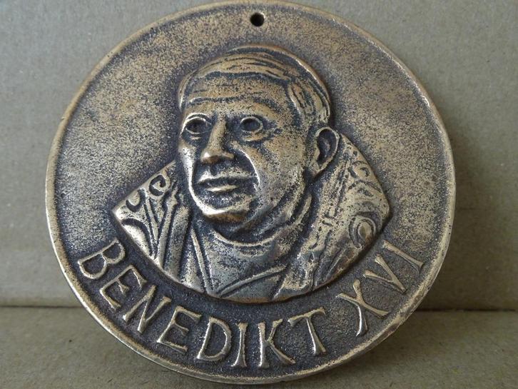 Bronzen penning paus Benedictus XVI reliëf medaille 7cm 2005, Verzamelen, Religie, Zo goed als nieuw, Christendom | Katholiek