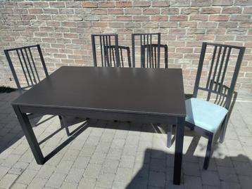 Table + 4 chaises disponible aux enchères