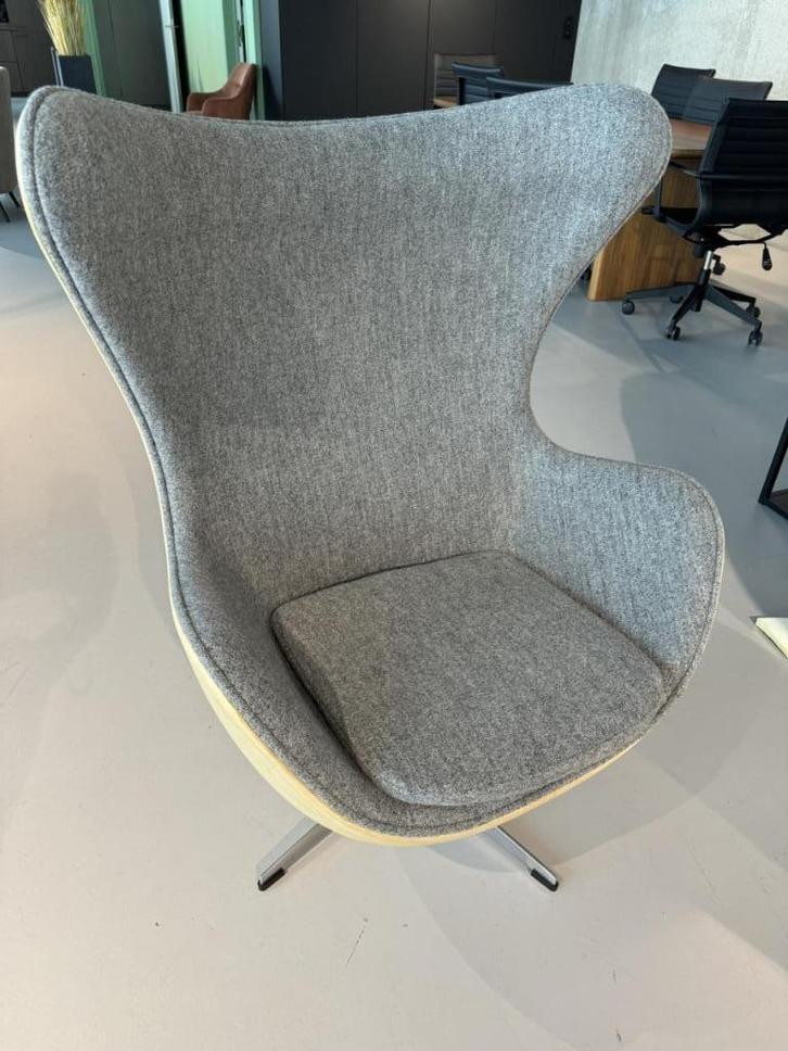 Egg chair grijs met hout. Nieuw!, Antiek en Kunst, Antiek | Meubels | Stoelen en Sofa's, Ophalen