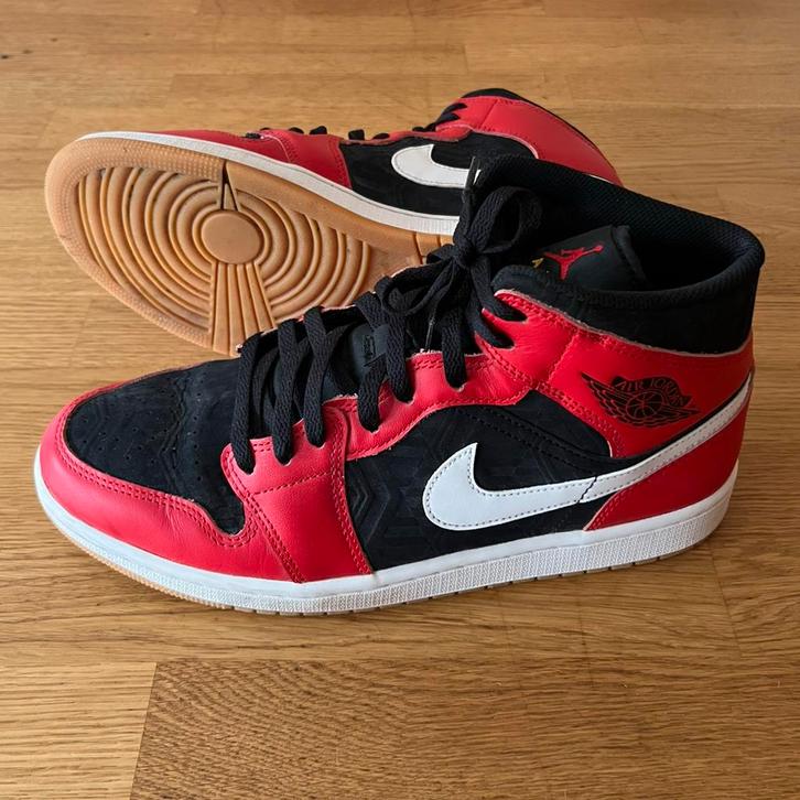 Nike Air Jordan 1 Mid Rouge et Noir - Pointure 44, Vêtements | Hommes, Chaussures, Baskets, Noir, Enlèvement ou Envoi