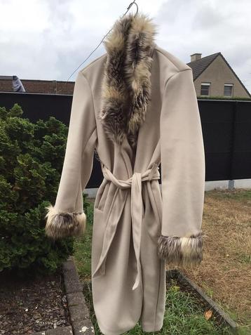 Nieuwe beige  damesmantel met pels een maat beschikbaar voor biedingen