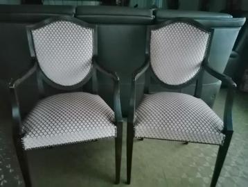 Rustieke stoelen beschikbaar voor biedingen