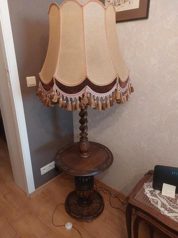 Antieke staanlamp met tafeltje beschikbaar voor biedingen