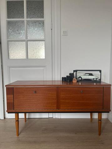 Vintage lowboard beschikbaar voor biedingen