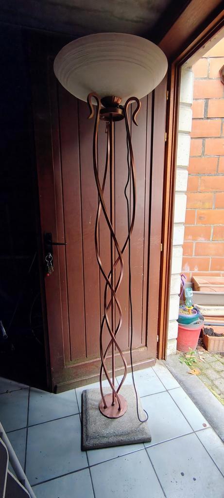 Staanlamp met stenen voet, Huis en Inrichting, Lampen | Vloerlampen, Zo goed als nieuw, Metaal, Ophalen