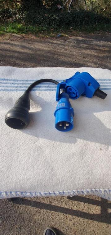 Twee elektrische adapters (kamperen, caravanning) beschikbaar voor biedingen