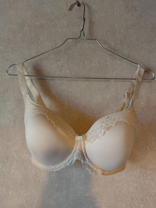 Crèmekleurige/lichtroze voorgevormde bh met kant – maat 70F, Kleding | Dames, Ondergoed en Lingerie, BH, Ophalen of Verzenden