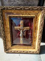Antiek kruisbeeld in een kader met bol glas, Ophalen of Verzenden