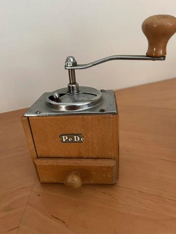 Oude koffiemolens 4 stuks in 1 koop beschikbaar voor biedingen