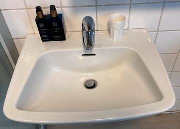 Badkamer lavabo met kraan en sifon beschikbaar voor biedingen