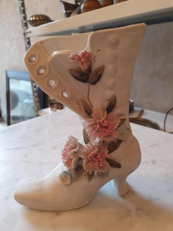 Victoriaanse porseleinen laarsje met bloemdecoraties beschikbaar voor biedingen
