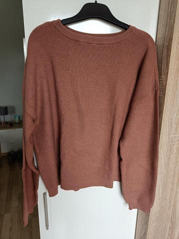 Magnifique pull de couleur ocre disponible aux enchères