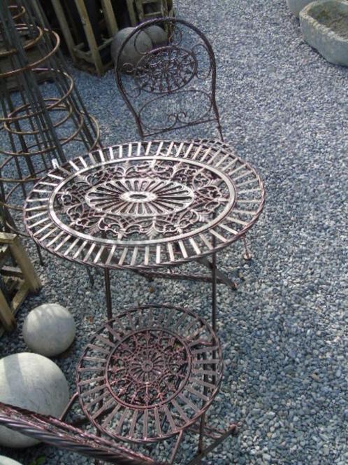 Tuinset van smeedijzer en gietijzer (tafel en 2 stoelen), Tuin en Terras, Tuinmeubel-accessoires, Nieuw, Ophalen