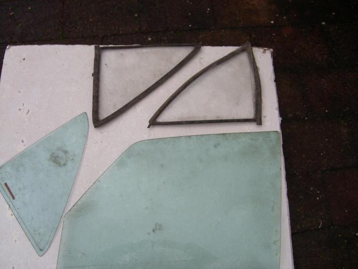 Twaalf oldtimer autoruiten waaronder een aantal van Mercedes, Auto-onderdelen, Ruiten en Toebehoren, Mercedes-Benz, Oldtimer onderdelen