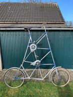 Gekke hoge fiets voor stoet of carnaval, Ophalen