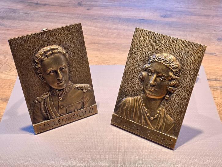 Portrait bronze Reine Astrid et Roi Léopold III de Belgique, Verzamelen, Koningshuis en Royalty, Gebruikt, Kaart, Foto of Prent