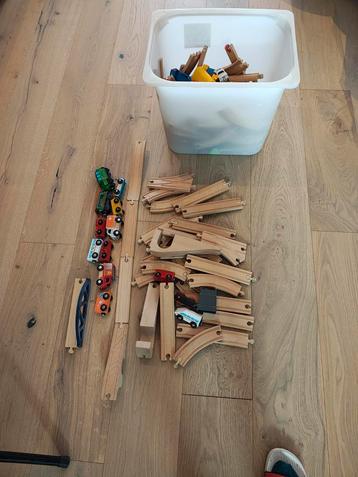 Houten treinen + elektrische locomotief+ toebehoren beschikbaar voor biedingen