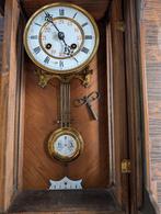 Horloge murale en bois à carillon, Enlèvement