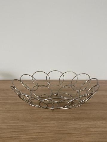 Metalen fruitmandje beschikbaar voor biedingen