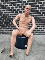 Etalagepop voor militaria, Ophalen