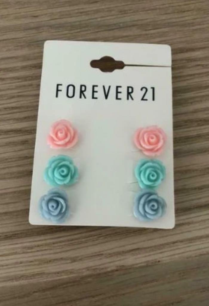 3 paar oorbellen met roosjes NIEUW, Handtassen en Accessoires, Oorbellen, Nieuw, Knopjes of Stekers, Overige materialen, Groen