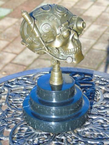 gesigneerd bronzen beeld met robothoofdbuste beschikbaar voor biedingen