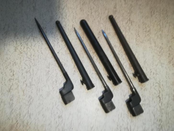 Baïonnettes à pointes britanniques WW2 avec fourreau dont 1, Collections, Objets militaires | Seconde Guerre mondiale, Enlèvement