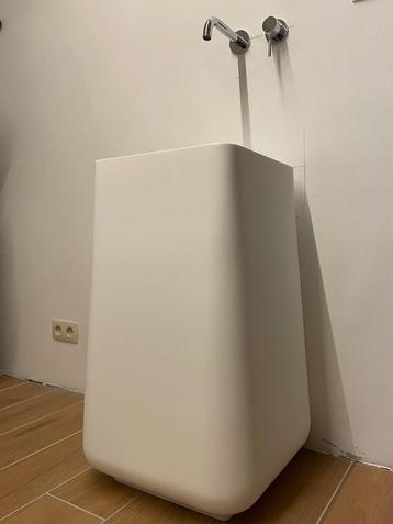 CORIAN Design wastafels beschikbaar voor biedingen